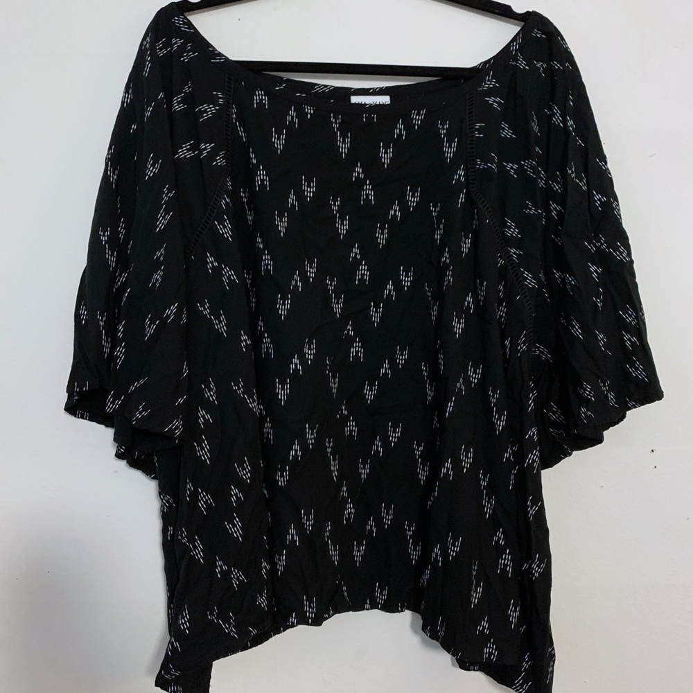 Ava + Viv Size 4X Black Top with White Pattern